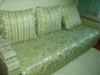 Мягкий раскладывающийся диван с подушками
